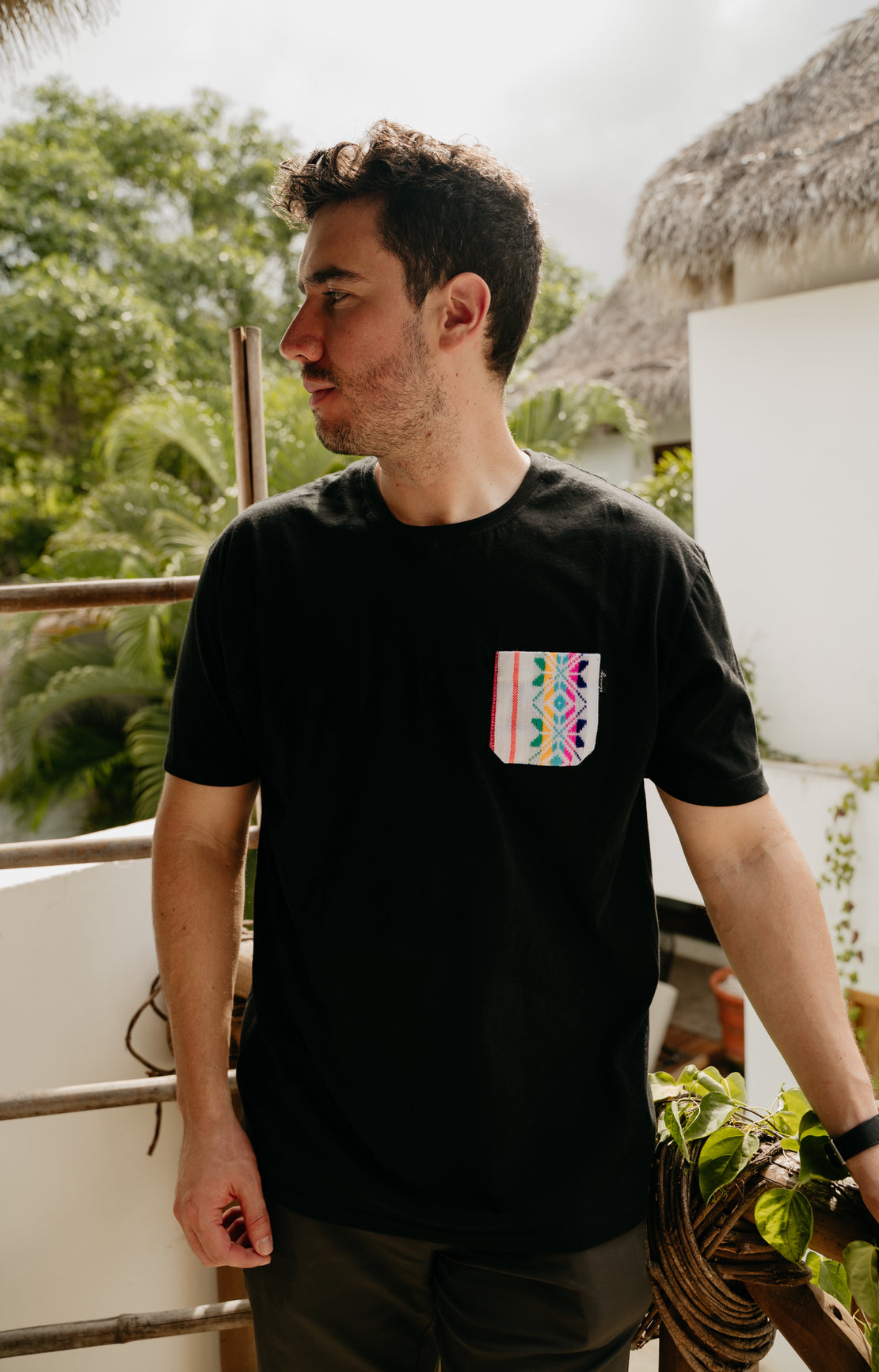 Playera Caballero negra con bolsillo blanco/arcoíris