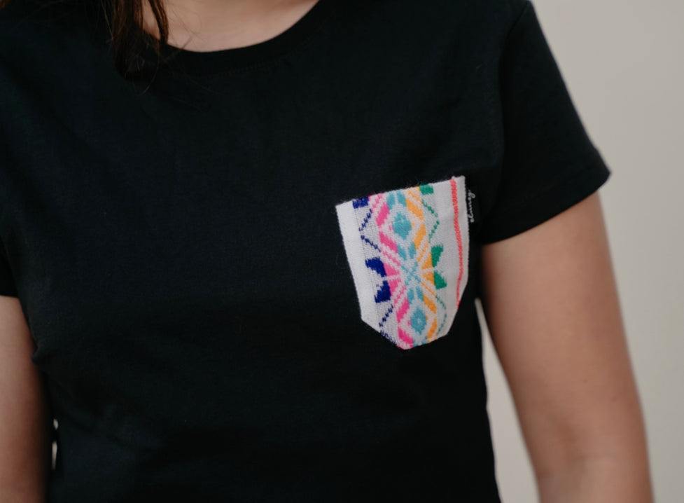 Playera Dama negra con bolsillo blanco/arcoíris
