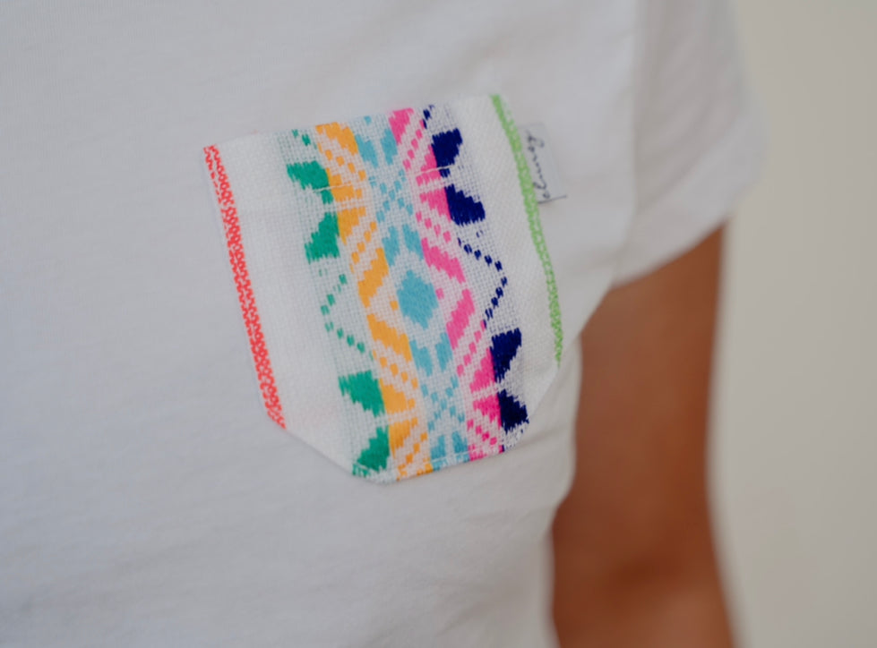 Playera Dama blanca con bolsillo blanco/arcoíris