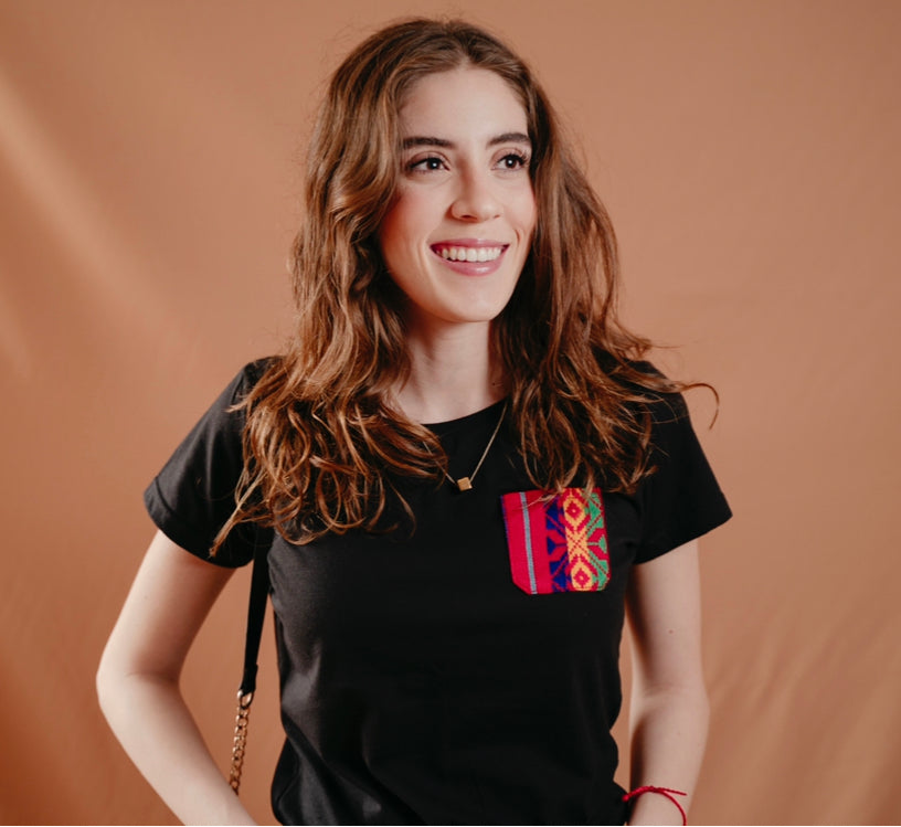 Playera Dama negra con bolsillo rojo