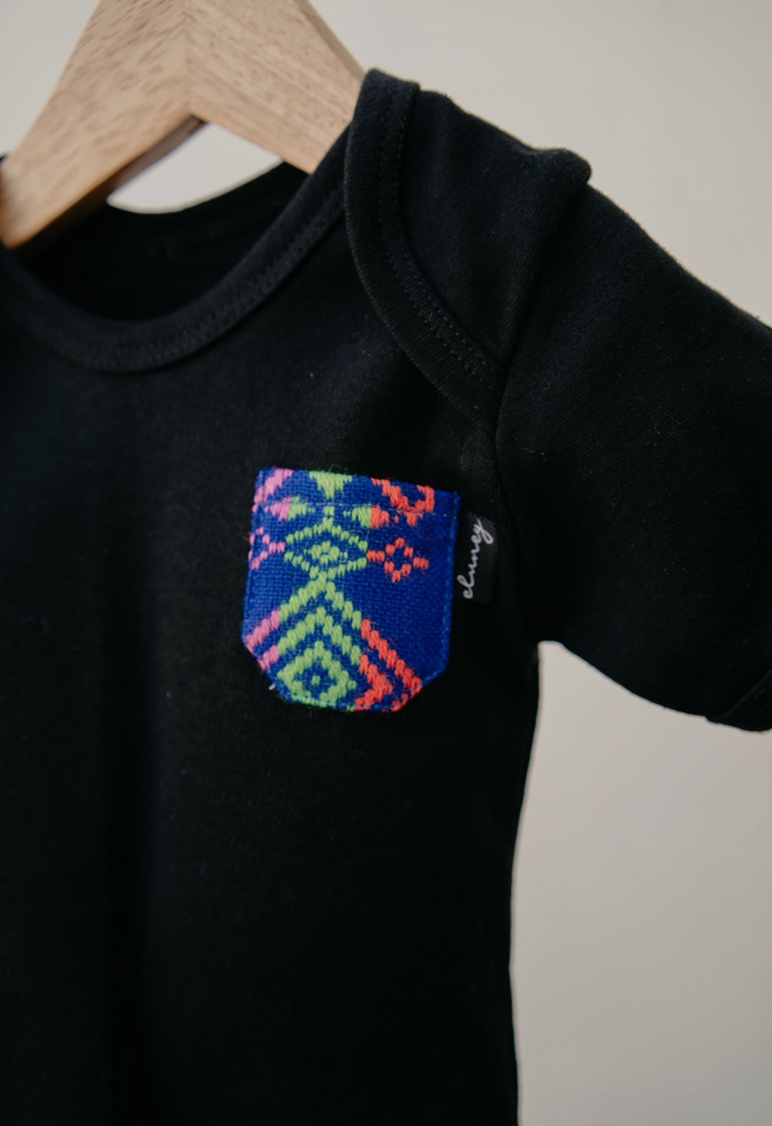 Pañalero negro bolsillo azul mexicano