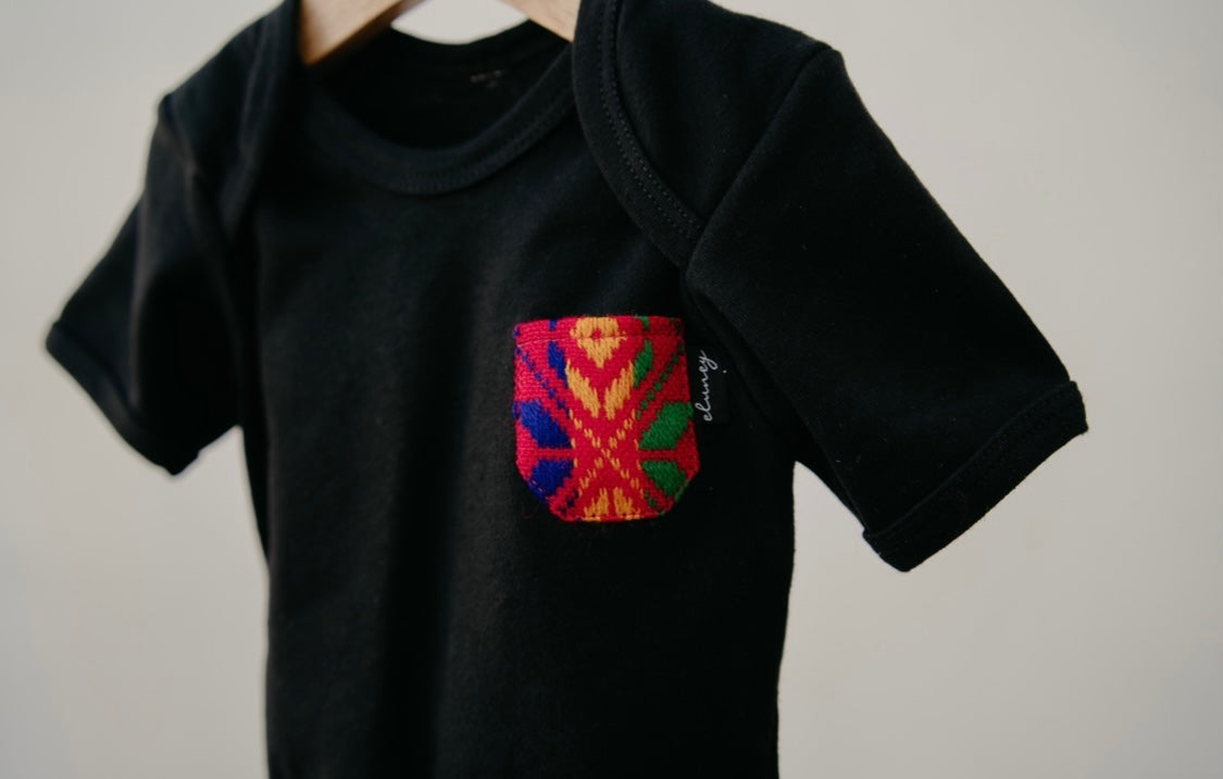 Pañalero negro bolsillo rojo mexicano