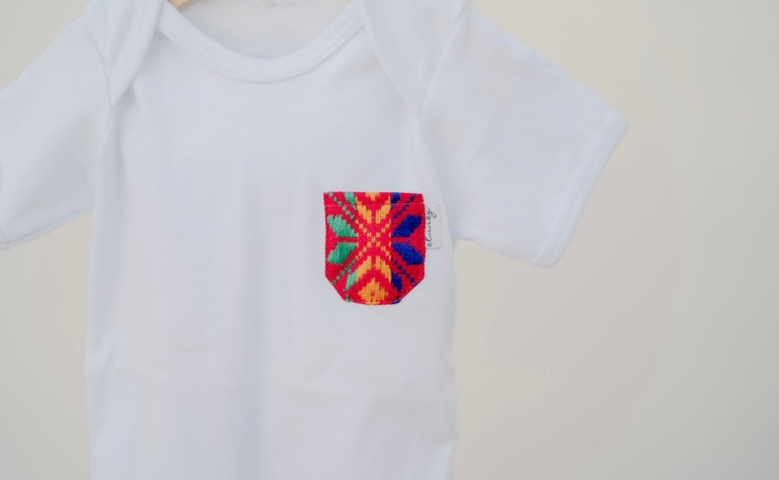 Pañalero blanco bolsillo rojo mexicano