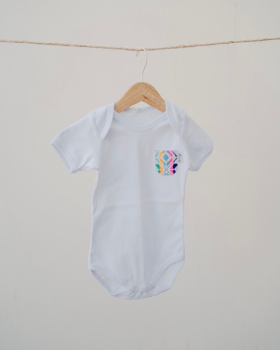 Pañalero blanco bolsillo blanco/arcoíris mexicano