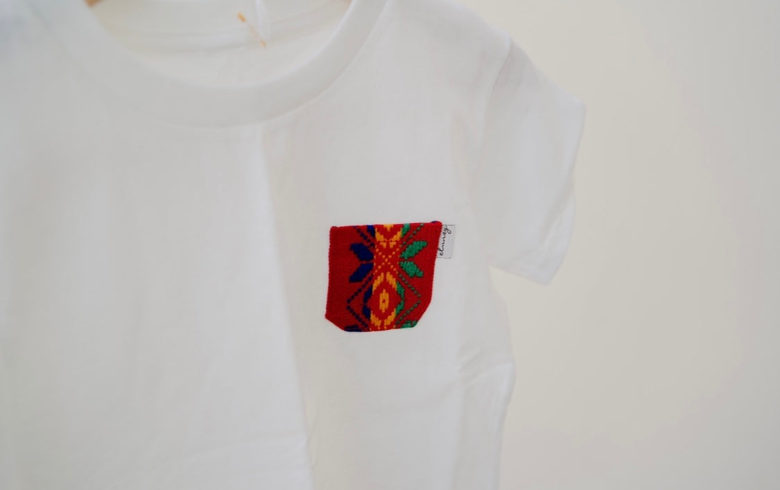 Playera Infantil Blanca con bolsillo rojo