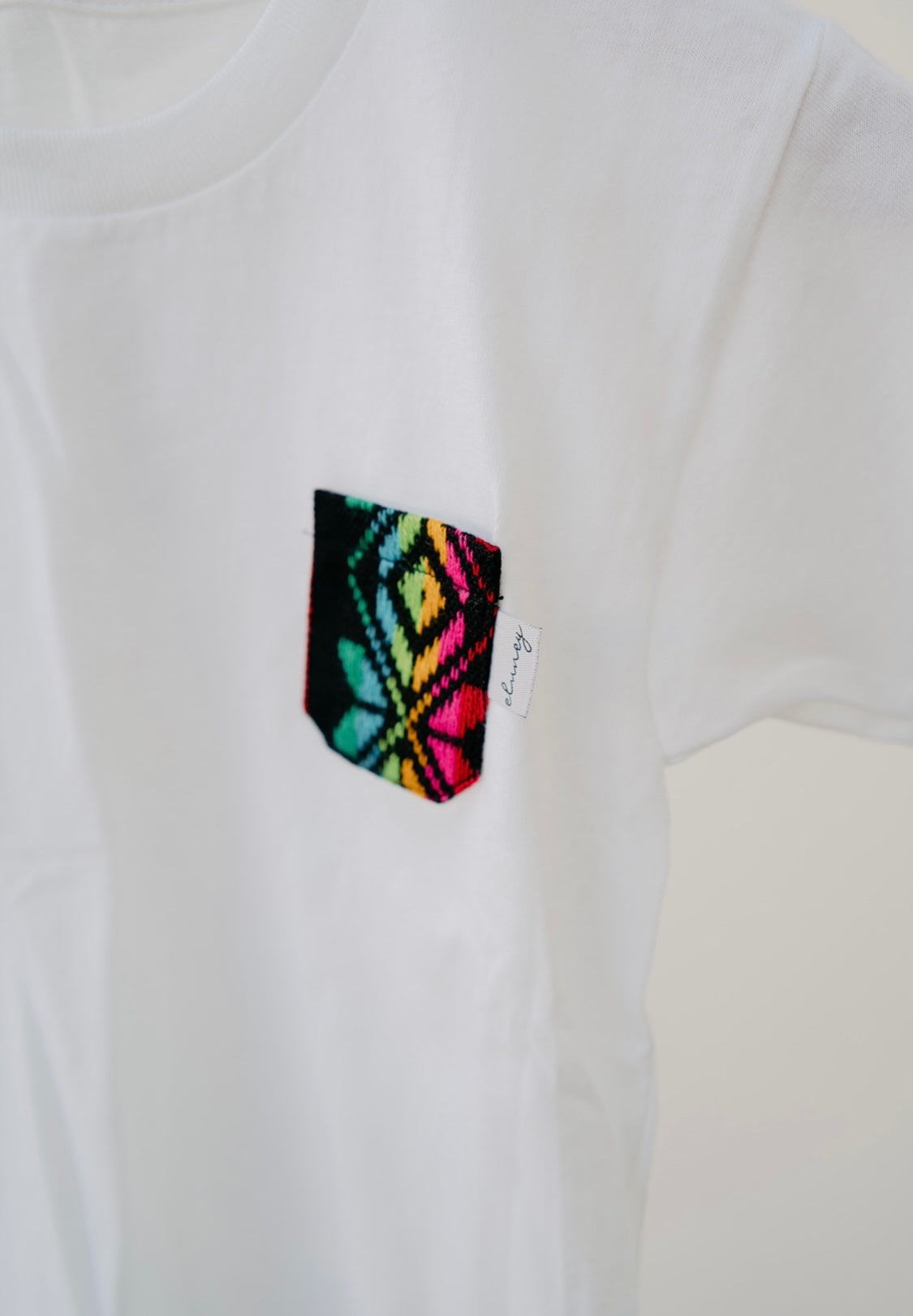 Playera Infantil Blanca con bolsillo negro