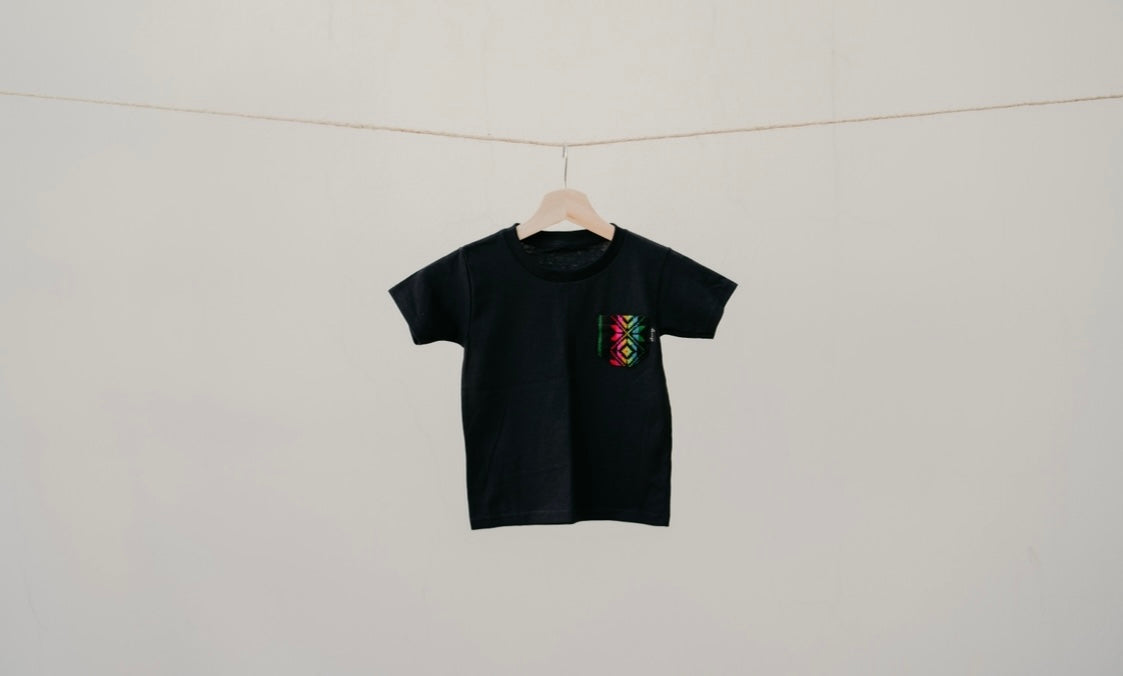 Playera Infantil negro con bolsillo negro