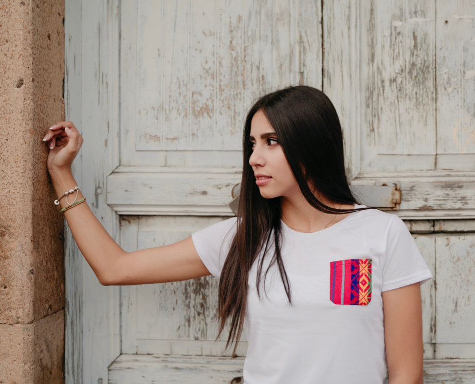 Playera Dama blanca con bolsillo rojo