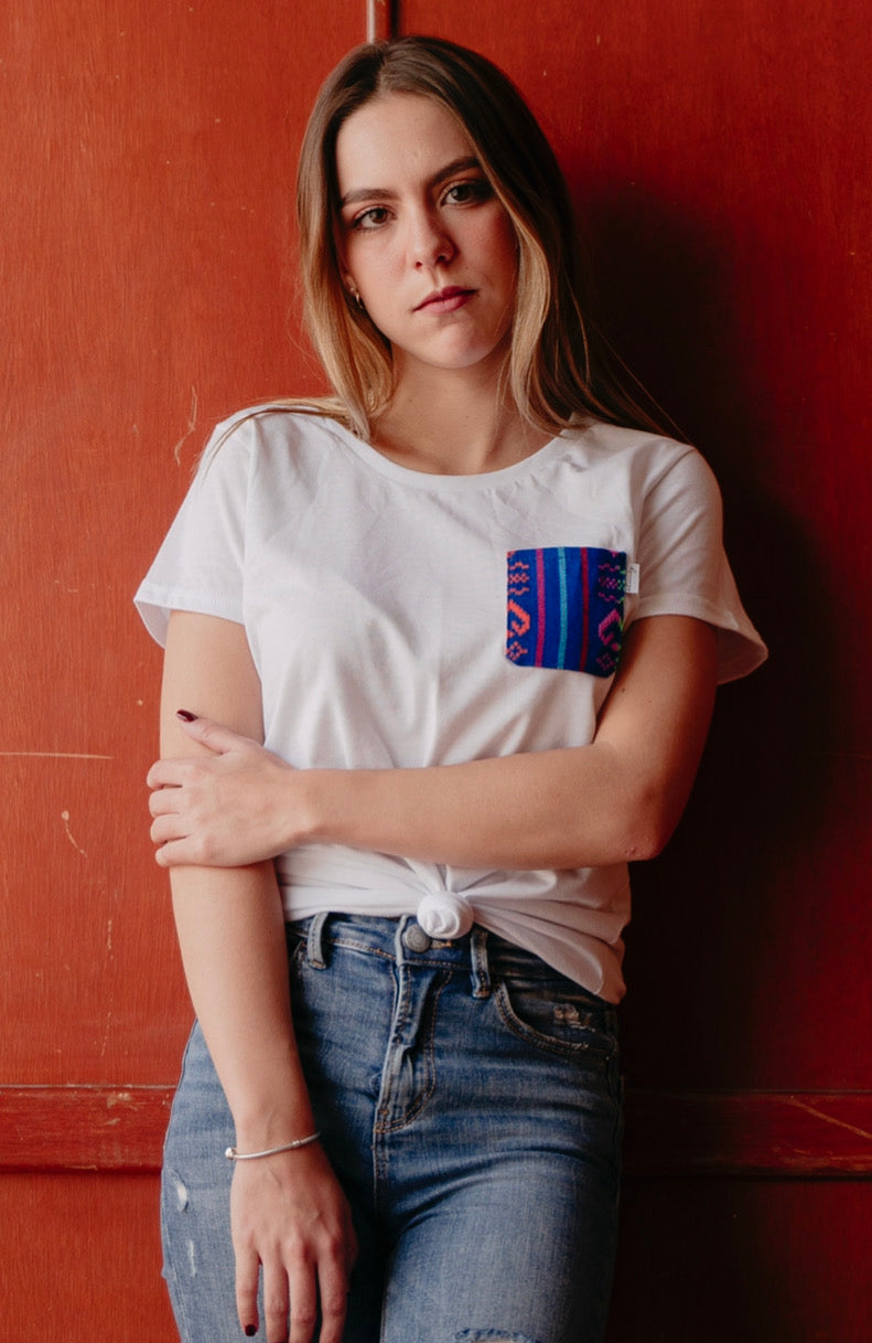 Playera Dama blanca con bolsillo azul