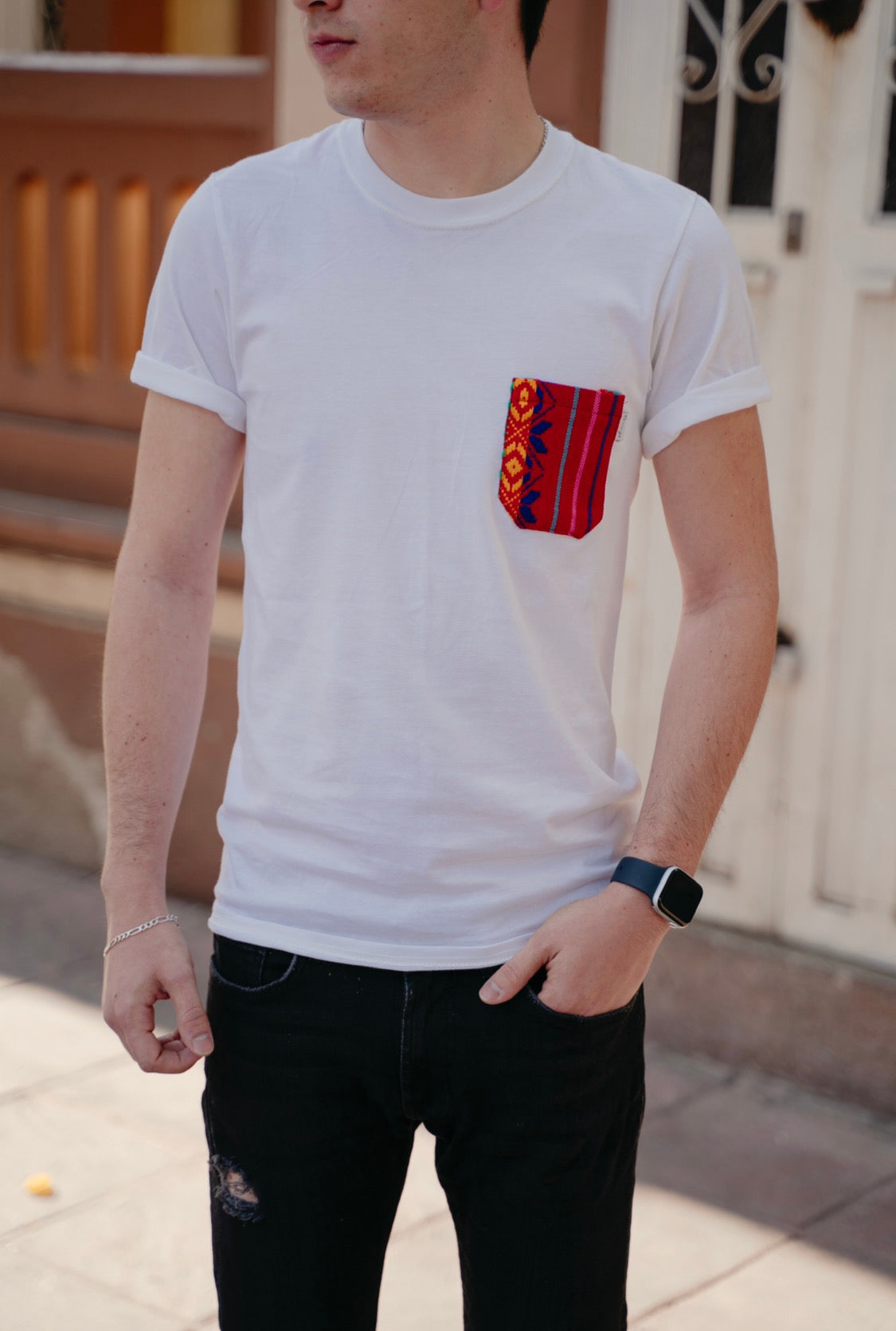 Playera Caballero blanca con bolsillo rojo