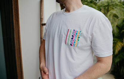 Playera Caballero blanca con bolsillo blanco/arcoíris