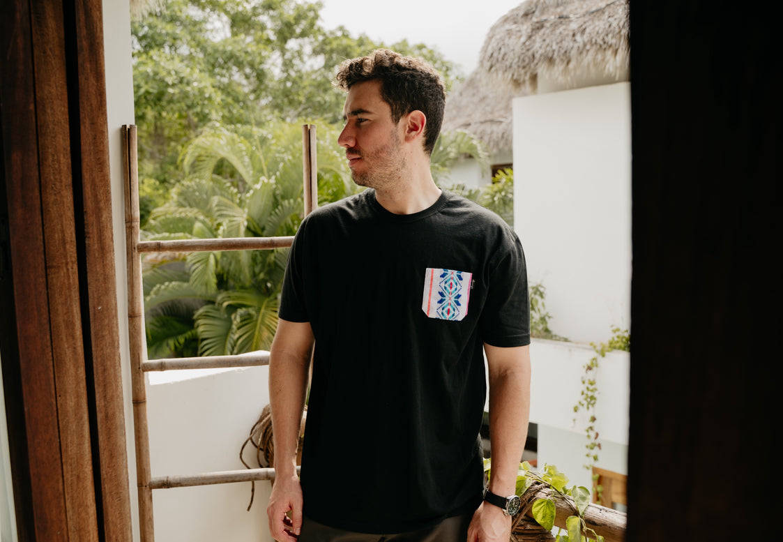 Playera Caballero negra con bolsillo blanco/azul