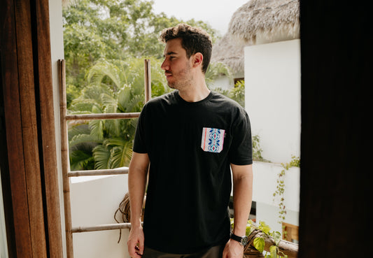 Playera Caballero negra con bolsillo blanco/azul