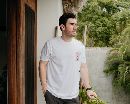Playera Caballero blanca con bolsillo blanco/arcoíris
