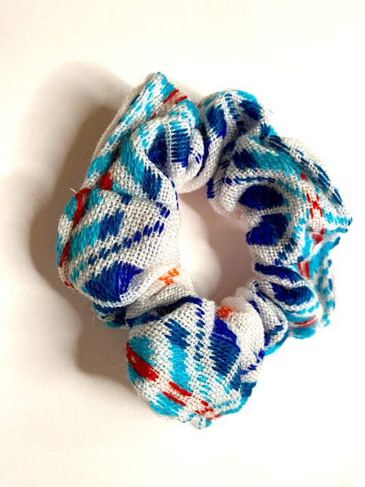 Scrunchie blanco con azul mexicano