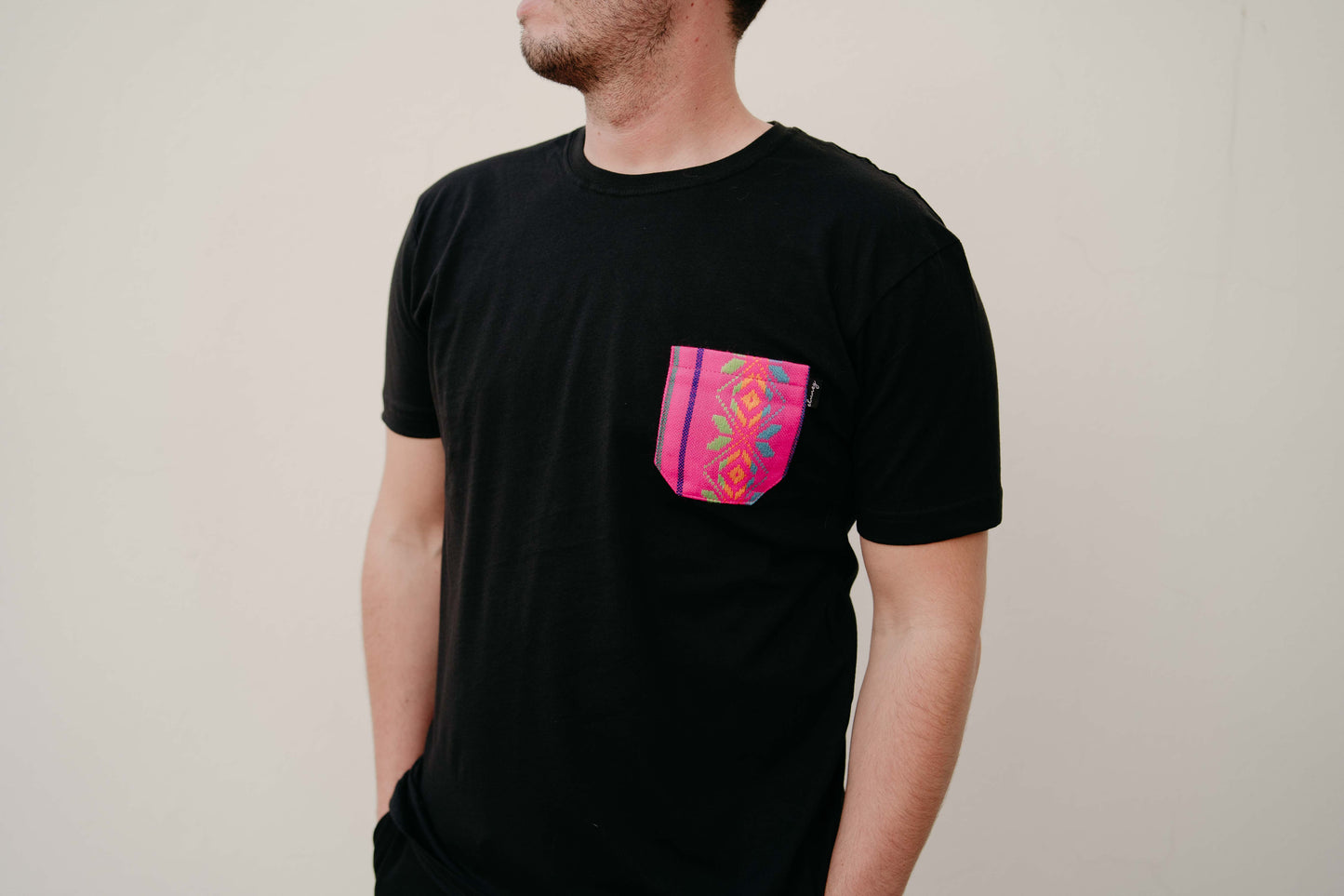 Playera Caballero negra con bolsillo rosa