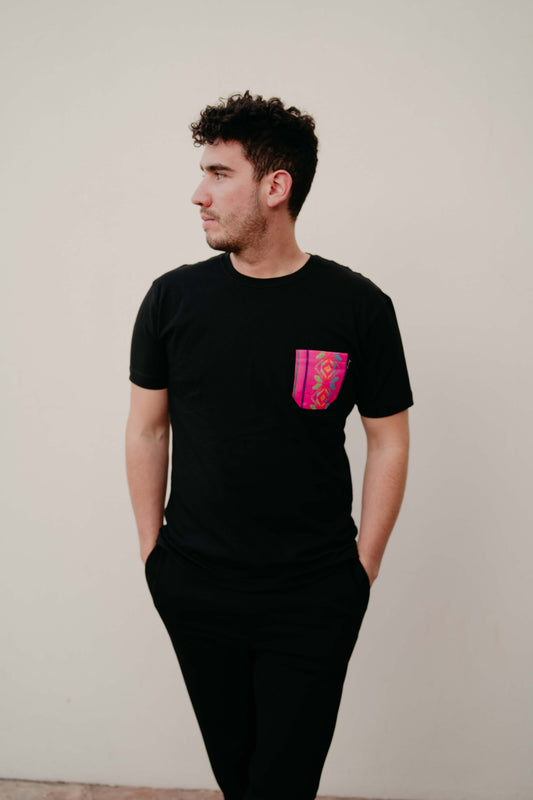 Playera Caballero negra con bolsillo rosa