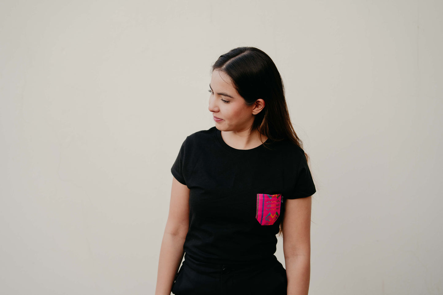 Playera Dama negra con bolsillo rosa