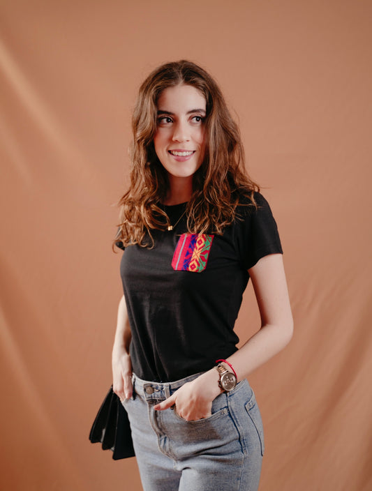 Playera Dama negra con bolsillo rojo