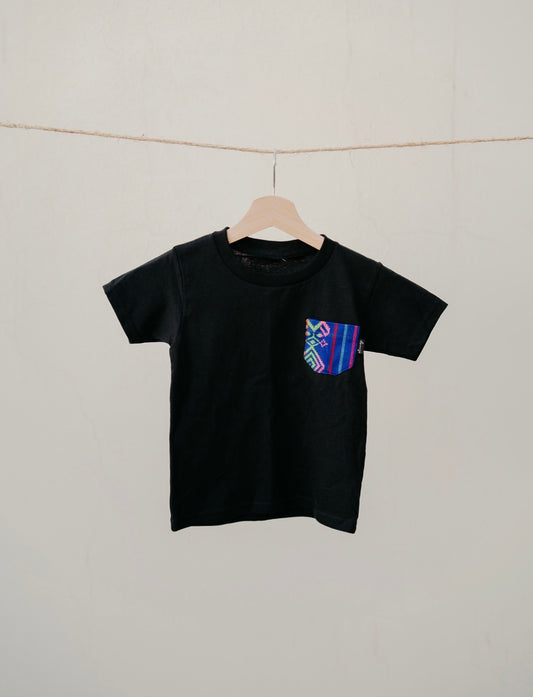 Playera Infantil negro con bolsillo azul