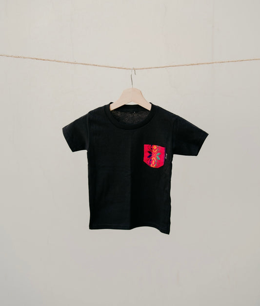 Playera Infantil negro con bolsillo rojo