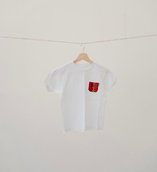 Playera Infantil Blanca con bolsillo rojo