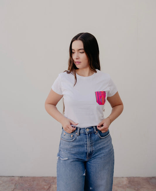 Playera Dama blanca con bolsillo rosa