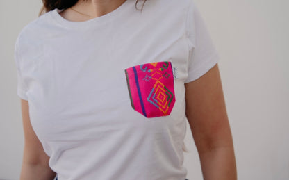 Playera Dama blanca con bolsillo rosa