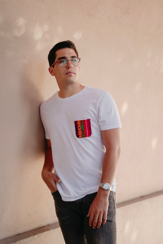 Playera Caballero blanca con bolsillo rojo