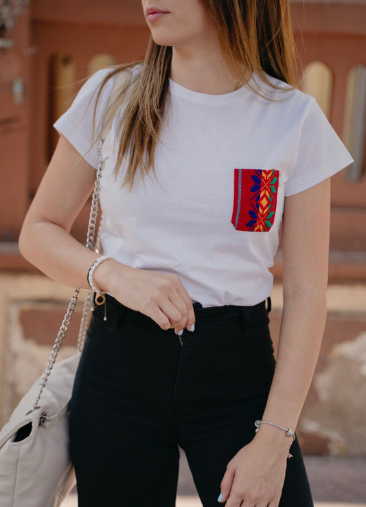 Playera Dama blanca con bolsillo rojo